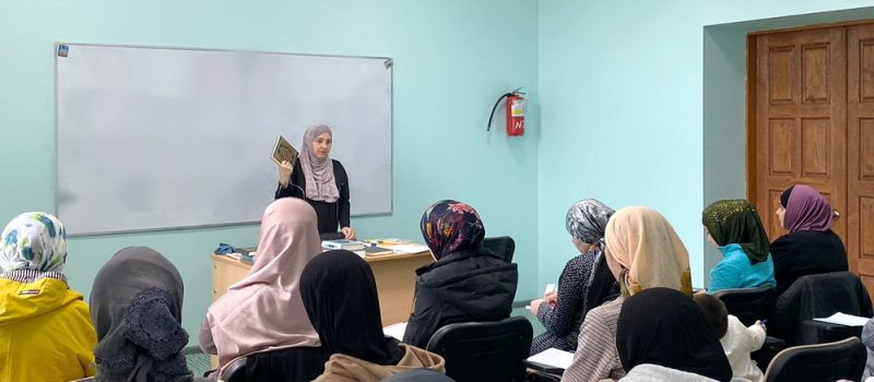 Преподаватель медресе «Шейх Саид» проводит уроки по Корану в Рамадан