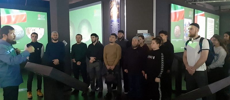 Преподаватели и студенты медресе «Шейх Саид» посетили мультимедийную выставку, посвященную 1100-летнему юбилею
